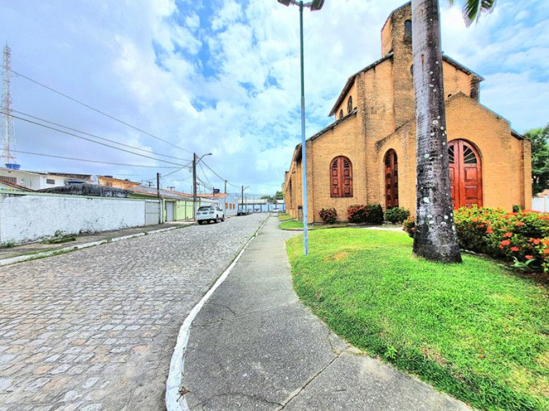Rua ao lado da Igreja